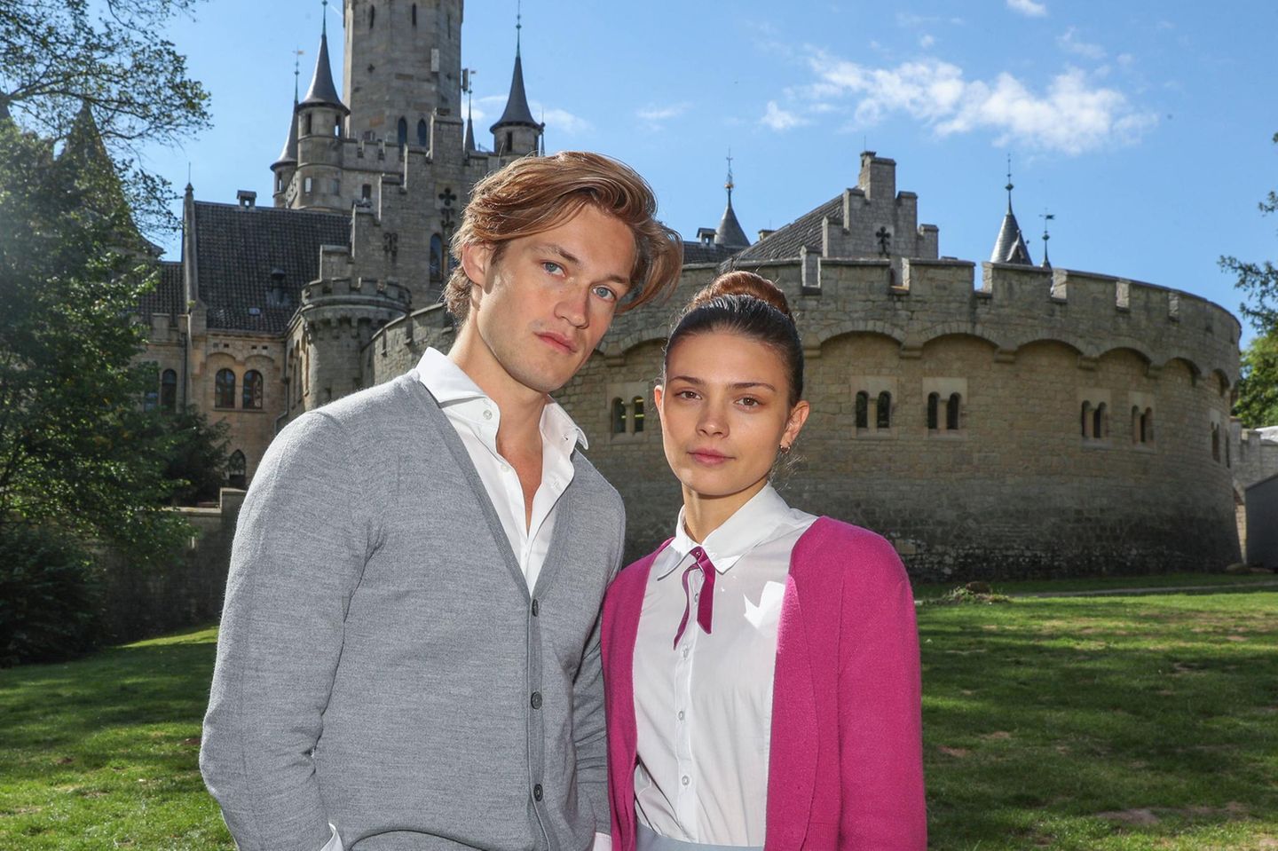 Mehr Teen-Drama: Für Prime Video ist "The Summer I Turned Pretty" nicht der erste Teenieserien-Hit, der eine großteils weibliche Zielgruppe begeistert. Im vergangenen Jahr sorgte die deutsche Roman-Adaption "Maxton Hall" international für Aufsehen, die zweite Staffel läuft im Herbst an. Das Setting ist zwar weit weg vom Strand, hat jedoch mit einem fiktionalen Elite-College in England einen ähnlich idyllischen Charme Für Prime Video ist "The Summer I Turned Pretty" nicht der erste Teenieserien-Hit, der eine großteils weibliche Zielgruppe begeistert. Im vergangenen Jahr sorgte die deutsche Roman-Adaption "Maxton Hall" international für Aufsehen, die zweite Staffel läuft im Herbst an. Das Setting ist zwar weit weg vom Strand, hat jedoch mit einem fiktionalen Elite-College in England einen ähnlich idyllischen Charme