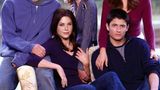... die Show "One Tree Hill" (läuft aktuell bei Joyn). Auch hier gab es zunächst ungleiche (Halb-)Brüder, die um dasselbe Mädchen kämpften, doch später konzentrierte sich die Geschichte auf eine Dreiecksgeschichte mit zwei Frauen und einem Mann. Im Publikum bildeten sich ähnlich wie heute feste Lager: Mit wem sollte Lucas (Chad Michael Murray) sein Happy End finden, Peyton (Hilarie Burton) oder Brooke (Sophia Bush)? "One Tree Hill" nutzte außerdem den Soundtrack für Wiedererkennungsmomente und um Emotionen zu wecken stark. Die Musikauswahl, mit bekannten Oldies und unzähligen Hits von Taylor Swift, steht auch bei "The Summer I Turned Pretty" immer wieder im Fokus