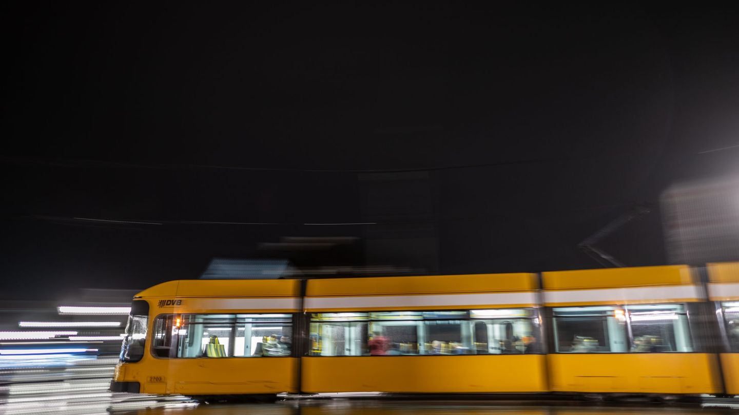 Ein Mann soll in einer Straßenbahn den Hitlergruß und NS-Videos gezeigt haben - jetzt wurde gegen ihn Anklage erhoben. (Symbolbi