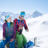 Isolationsschicht – nichts schlägt Fleece  Die mittlere Schicht: Sie sorgt für die Isolation der Körperwärme. Erste Wahl ist hier Fleece. Die Kunstfaser lagert in ihrer Struktur viel Luft ein. Da Luft ein schlechter Wärmeleiter ist, bleibt ein großer Teil der Körperwärme erhalten. Je dicker das Material, desto besser die Isolierung. Die Stärke wird in Hunderterschritten von 100 bis 300 angegeben.  Fleecejacken mit Reißverschluss haben gegenüber Pullovern den Vorteil einer besseren Belüftung. Für klirrende Kälte – etwa beim Winterwandern in den Bergen – eignen sich Isolationsjacken aus Kunstfaser oder Daunen als besonders effektive Wärmeschicht. Für Daunen gilt jedoch dasselbe wie für Wolle: Wenn sie durchgeschwitzt sind, verlieren sie ihre Isolationswirkung und werden feucht.  Daher sind Daunenjacken als oberste Schicht beim Wintersport weniger geeignet. Sie isolieren zwar gut, sind jedoch nicht atmungsaktiv