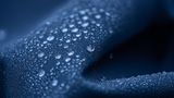 Wassertropfen perlen von einer Sympatex-Membran ab