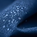 Wassertropfen perlen von einer Sympatex-Membran ab