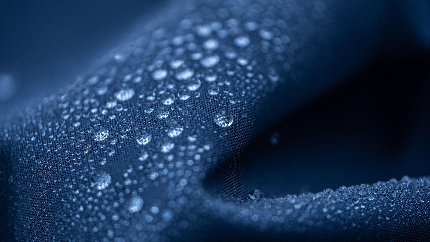 Wassertropfen perlen von einer Sympatex-Membran ab