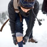 Auf guten Socken unterwegs  Selbst der beste Bergschuh ist nur so gut wie die Socken drunter. Eine gute Wandersocke sitzt faltenfrei und eng am Fuß, ohne einzuschneiden und verhindert so Blasen. Sie besteht idealerweise aus einer Mischung aus Merinowolle und Kunstfasern: Wolle sorgt für Temperaturausgleich und Geruchshemmung, Kunstfasern für Haltbarkeit und schnelles Trocknen. Verstärkte Zonen an Ferse, Zehen und Ballen schützen vor Druckstellen, atmungsaktive Einsätze leiten Feuchtigkeit ab und halten die Füße trocken. Je nach Jahreszeit wählt man dünnere oder dickere Modelle – so bleibt der Fuß auch auf langen Touren komfortabel und geschützt