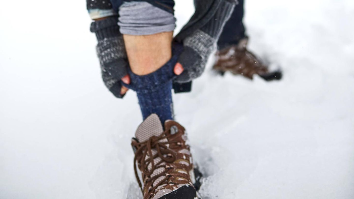 Auf guten Socken unterwegs  Selbst der beste Bergschuh ist nur so gut wie die Socken drunter. Eine gute Wandersocke sitzt faltenfrei und eng am Fuß, ohne einzuschneiden und verhindert so Blasen. Sie besteht idealerweise aus einer Mischung aus Merinowolle und Kunstfasern: Wolle sorgt für Temperaturausgleich und Geruchshemmung, Kunstfasern für Haltbarkeit und schnelles Trocknen. Verstärkte Zonen an Ferse, Zehen und Ballen schützen vor Druckstellen, atmungsaktive Einsätze leiten Feuchtigkeit ab und halten die Füße trocken. Je nach Jahreszeit wählt man dünnere oder dickere Modelle – so bleibt der Fuß auch auf langen Touren komfortabel und geschützt