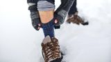 Auf guten Socken unterwegs  Selbst der beste Bergschuh ist nur so gut wie die Socken drunter. Eine gute Wandersocke sitzt faltenfrei und eng am Fuß, ohne einzuschneiden und verhindert so Blasen. Sie besteht idealerweise aus einer Mischung aus Merinowolle und Kunstfasern: Wolle sorgt für Temperaturausgleich und Geruchshemmung, Kunstfasern für Haltbarkeit und schnelles Trocknen. Verstärkte Zonen an Ferse, Zehen und Ballen schützen vor Druckstellen, atmungsaktive Einsätze leiten Feuchtigkeit ab und halten die Füße trocken. Je nach Jahreszeit wählt man dünnere oder dickere Modelle – so bleibt der Fuß auch auf langen Touren komfortabel und geschützt