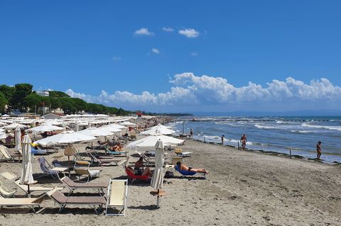 Das Unglück geschah am Strand von Grado in Norditalien. (Archivbild) Foto: Alexandra Frank/dpa-tmn