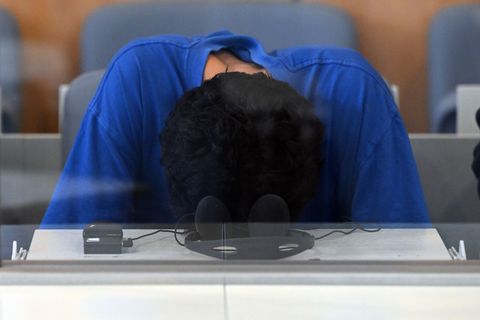 Der Angeklagte verfolgt den Prozess in den ersten Tagen überwiegend mit gesenktem Kopf. (Archivbild) Foto: Federico Gambarini/dp