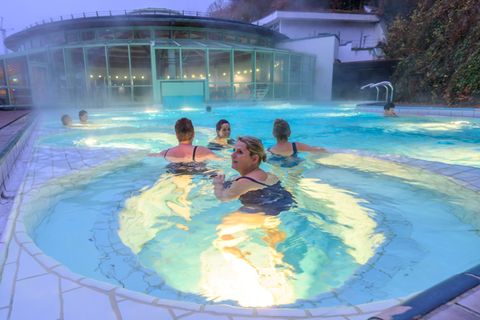 Badegäste genießen das warme Thermalwasser im Außenbereich der Therme in Thermalbad Wiesenbad. (Archivbild) Foto: Hendrik Schmid