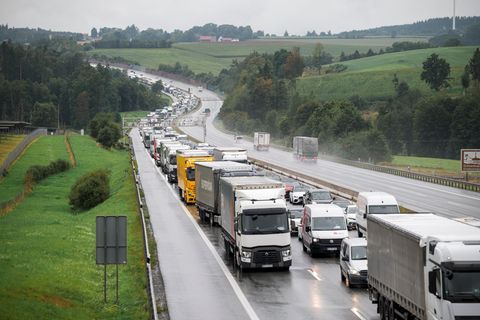 Nach dem Brand eines Lastwagens staute sich der Verkehr auf der A9 auf mehrere Kilometer. Foto: Daniel Vogl/dpa