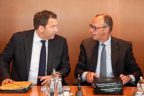 Vizekanzler Lars Klingbeil (l., SPD) und Kanzler Friedrich Merz (CDU)