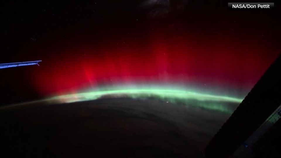 Rote Aurora Nasa-Astronaut filmt seltene rote Aurora aus dem All