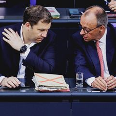 Vizekanzler Lars Klingbeil (l., SPD) und Kanzler Friedrich Merz (CDU)