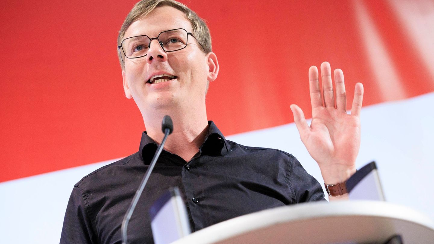 Brandenburgs Linke-Landeschef Sebastian Walter sieht seine Partei trotz des Ausscheidens aus dem Landtag auf einem guten Weg (Ar