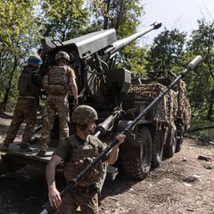 Ukrainische Soldaten kämpfen in der Oblast Donezk