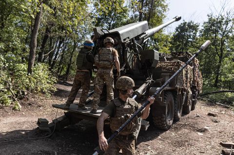 Ukrainische Soldaten kämpfen in der Oblast Donezk