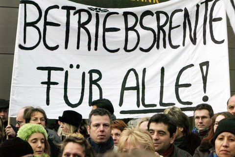 Mitarbeitende einer Bank demonstrieren für den Erhalt ihrer Betriebsrente (Foto: Archiv). Foto: Frank Rumpenhorst/dpa
