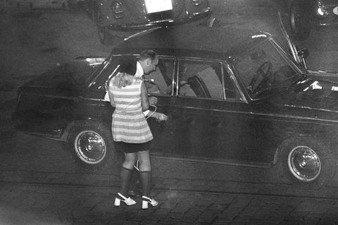 Kassierer Ludwig Kelnhofer bringt die Geisel Ingrid Reppel zu dem Fluchtauto