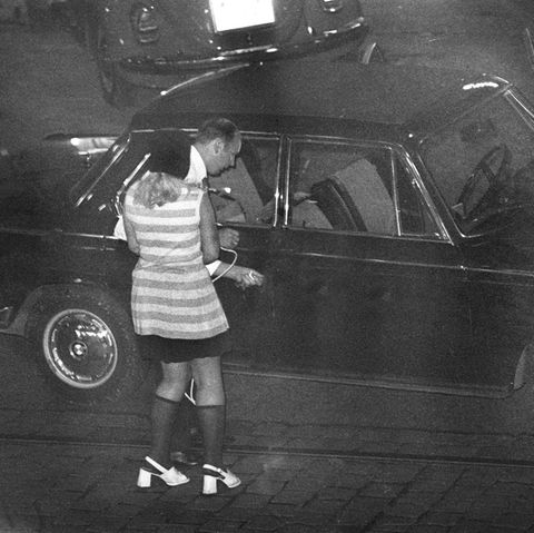 Kassierer Ludwig Kelnhofer bringt die Geisel Ingrid Reppel zu dem Fluchtauto
