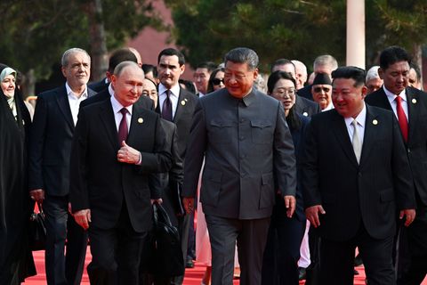 Der russische Präsident Wladimir Putin, der chinesische Präsident Xi Jinping und der nordkoreanische Machthaber Kim Jong Un komm