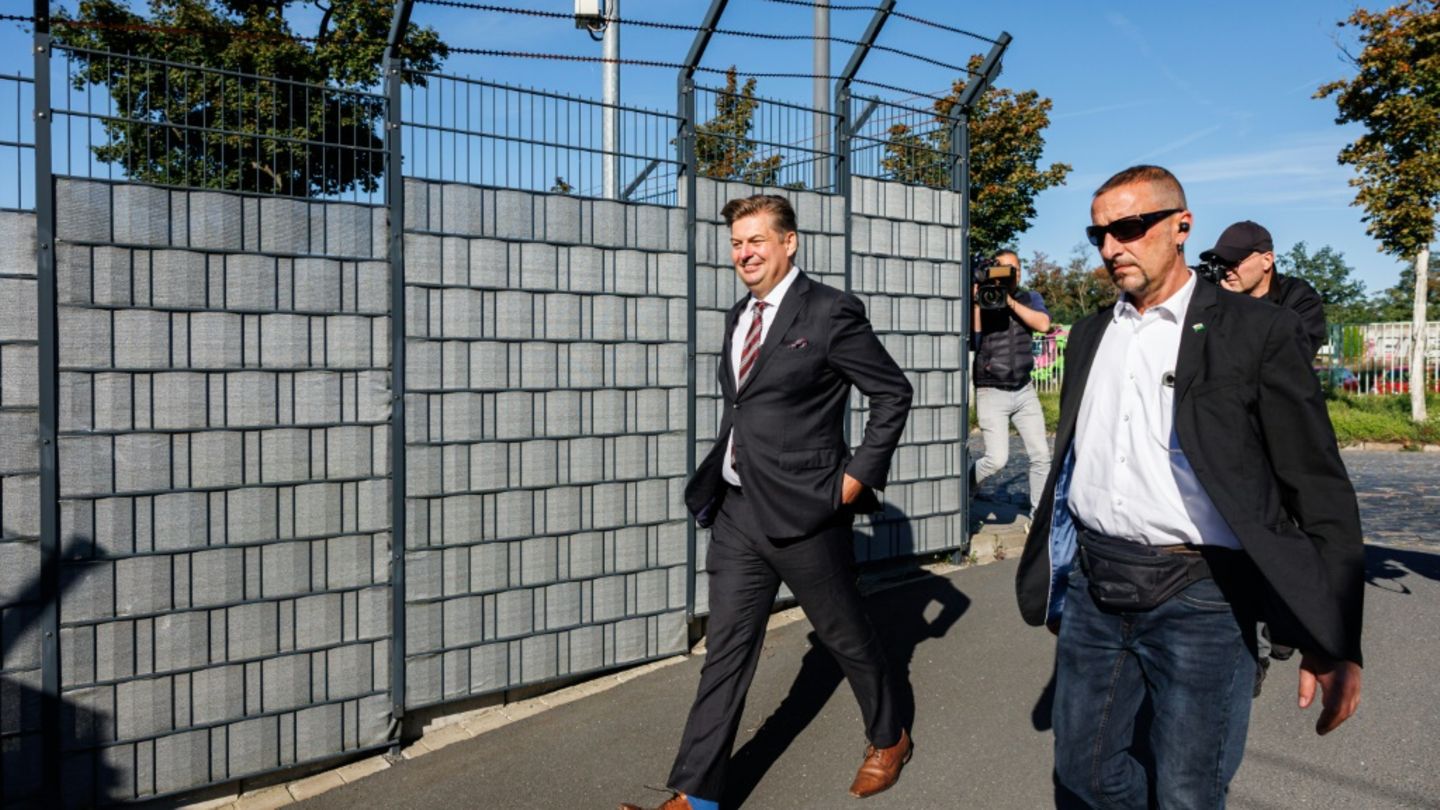 Maximilian Krah (links) auf Weg in Gericht