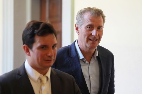 Hensel berichtete (r.) im Gericht über den jahrelangen Sorgerechtsstreit mit seiner Ex-Frau. Foto: Marcus Brandt/dpa