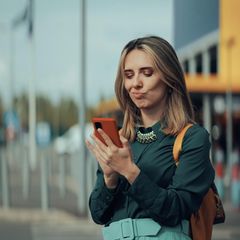 Eine Frau nutzt ihr Smartphone auf der Straße – nutzt sie einen Meta-Dienst?