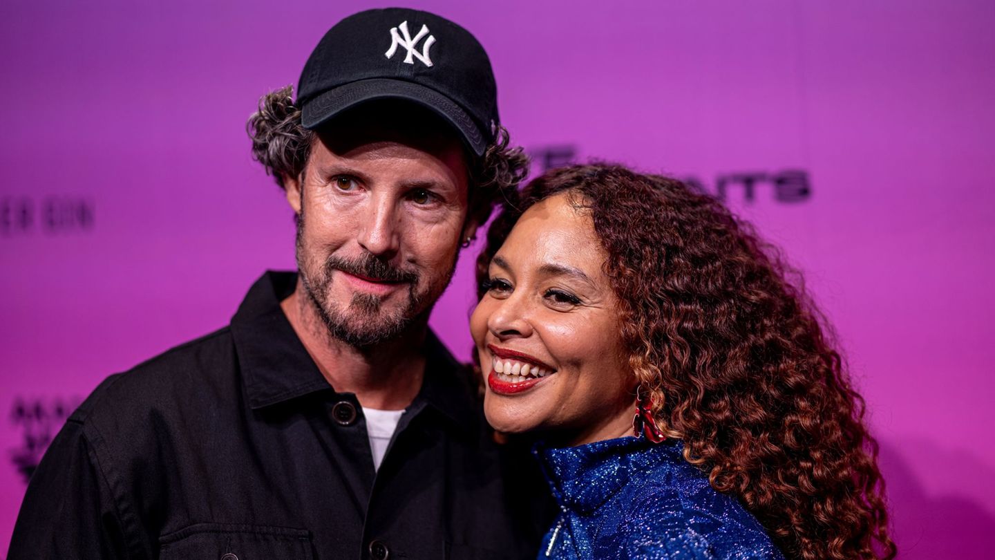 Max Herre hat krankheitsbedingt seine Konzerte mit Partnerin Joy Denalane in den kommenden Monaten abgesagt. (Archivbild) Foto: