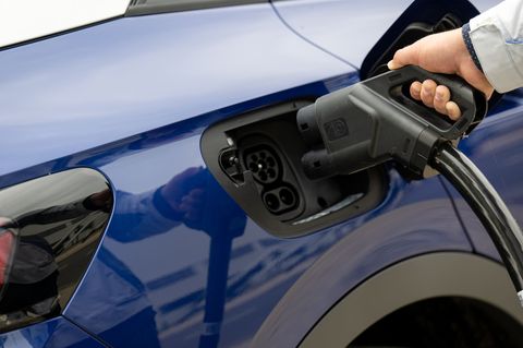 Der Absatz von Elektroautos war auch im August hoch. (Archivbild) Foto: Hendrik Schmidt/dpa