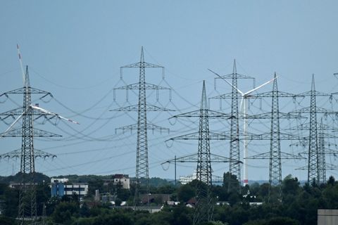 Strommasten und Windturbinen im westdeutschen Herten