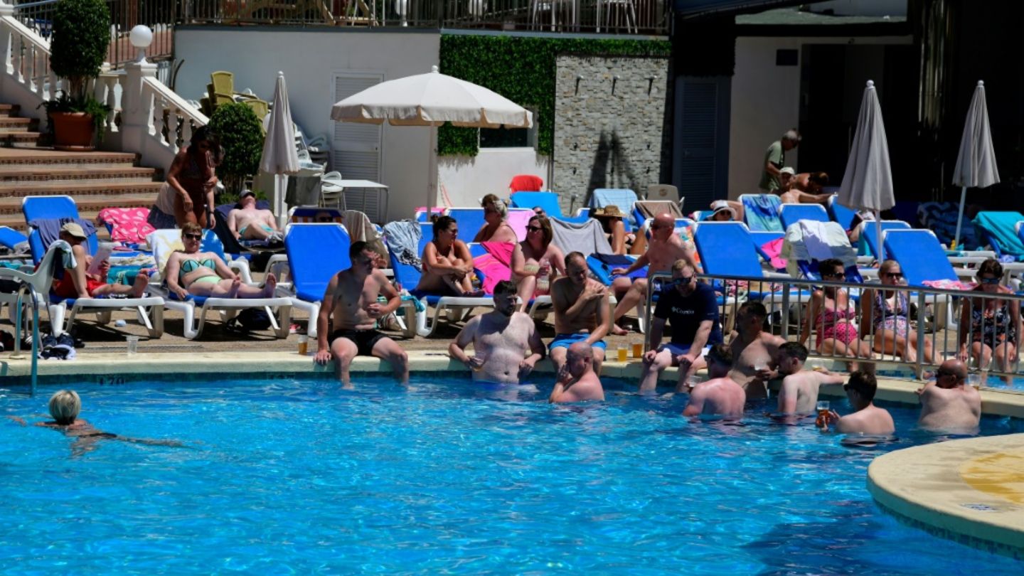 Urlauber an Hotelpool