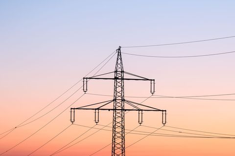 Stromsteuer-Symbolbild: Strommast in der Dämmerung