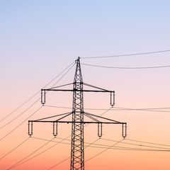 Stromsteuer-Symbolbild: Strommast in der Dämmerung