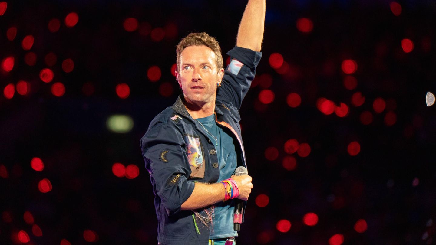 Chris Martin is criticized for dealing with Israeli fans