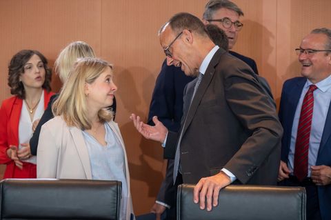 Kanzler Friedrich Merz und die Justizministerin Stefanie Hubig im Kabinett. Foto: Michael Kappeler/dpa