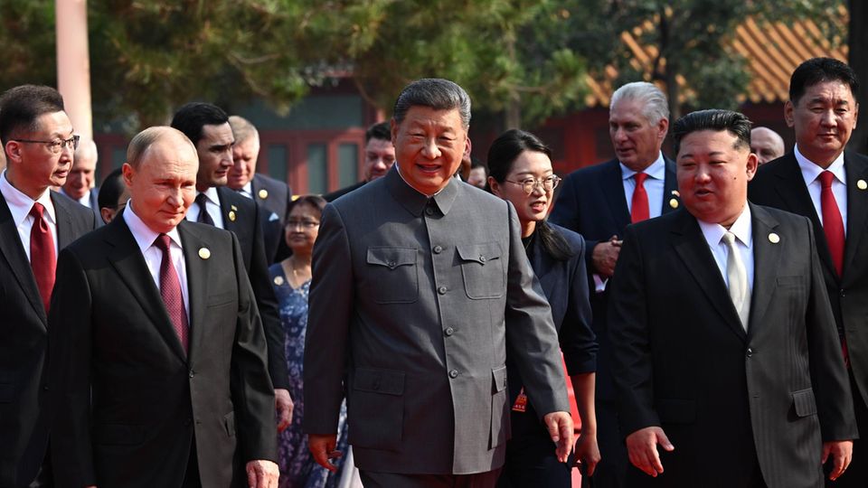 Xi, Putin und Kim in Peking Militärexperte Thiele: "Hier bildet sich ein Trio Infernale"