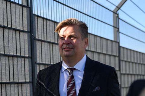 Maximilian Krah (l), Bundestagsabgeordneter der AfD, kommt am Gerichtsgebäude in Dresden an