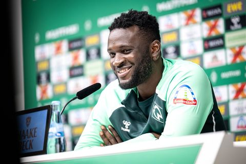 Werder-Zugang Victor Boniface bei seiner Vorstellung. Foto: Sina Schuldt/dpa