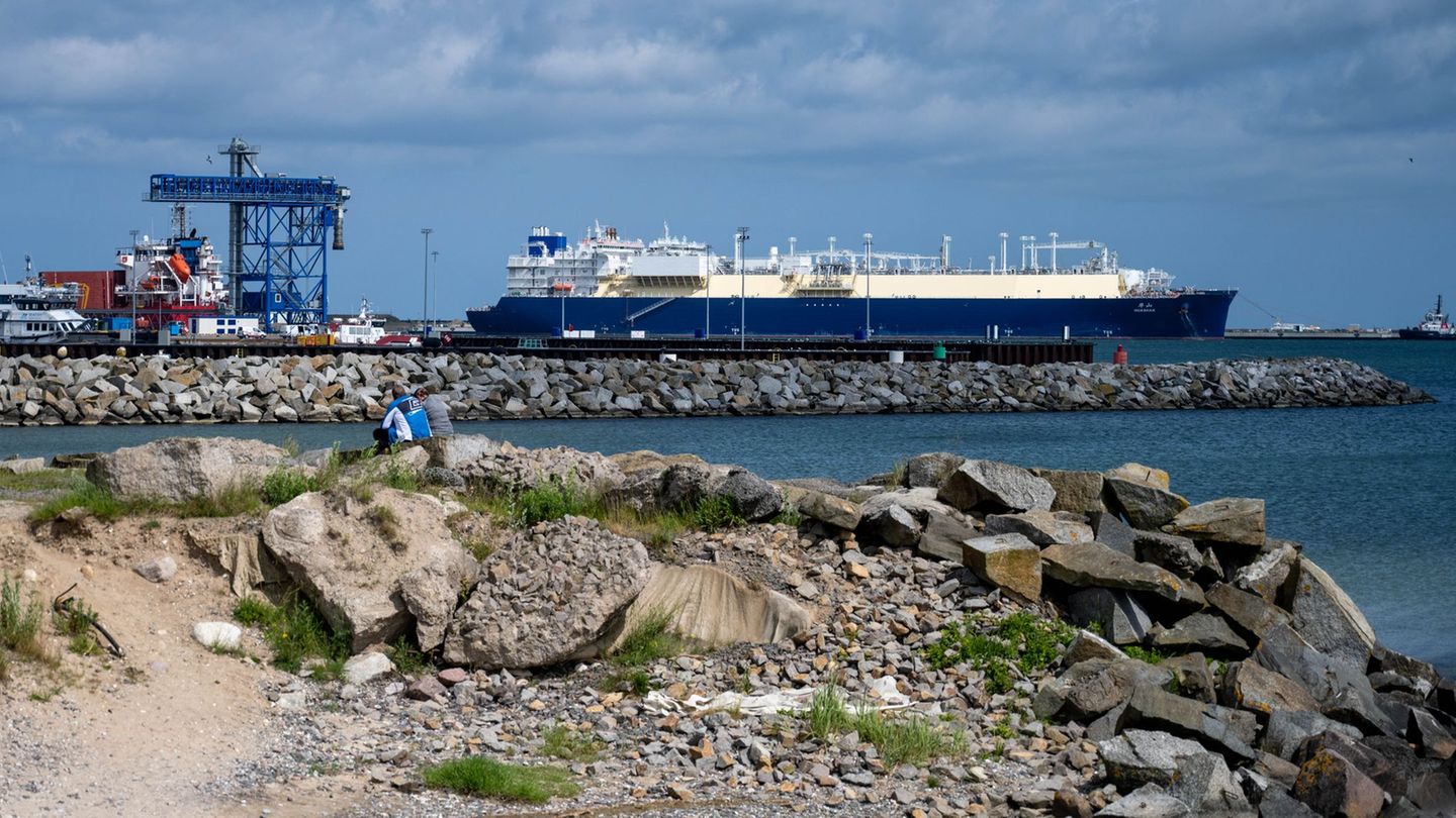 Die Deutsche Regas als Betreiberin des LNG-Terminals auf Rügen meldet Verträge mit bedeutenden Unternehmen. (Archivbild) Foto: S