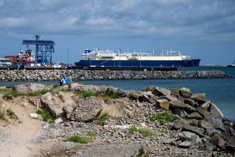 Die Deutsche Regas als Betreiberin des LNG-Terminals auf Rügen meldet Verträge mit bedeutenden Unternehmen. (Archivbild) Foto: S