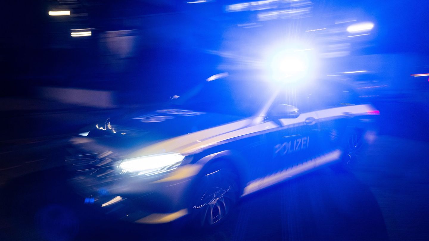 Der Mann wurde im Krankenhaus notoperiert. (Symbolbild) Foto: Marijan Murat/dpa