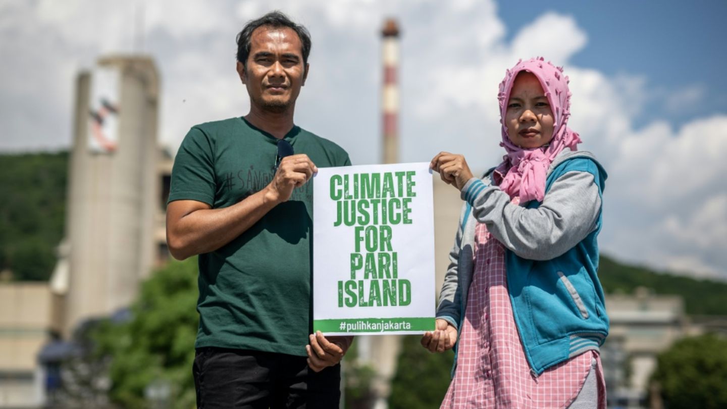Kläger der indonesischen Insel Pari vor einem Holcim-Zementwerk