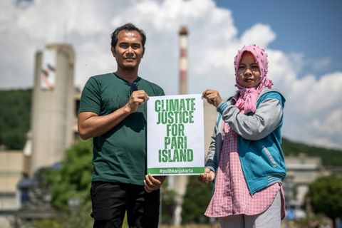 Kläger der indonesischen Insel Pari vor einem Holcim-Zementwerk