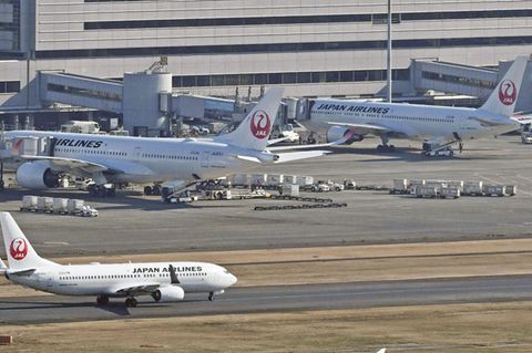 Flieger der Japan Airlines stehen am Flughafen in Tokio