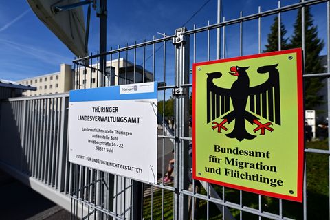 In der Landeserstaufnahmeeinrichtung in Suhl kommen weniger Menschen an. (Archivbild) Foto: Martin Schutt/dpa