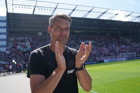 Trainer Alexander Blessin und der FC St. Pauli testeten gegen Holstein Kiel. Foto: Marcus Brandt/dpa