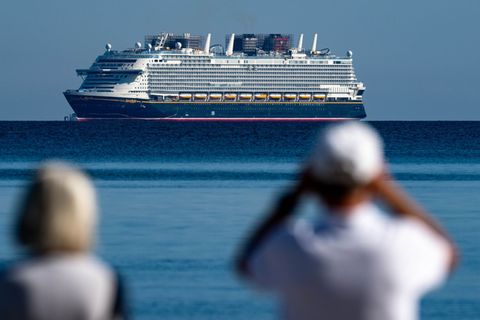 Nach der ersten Seereise nähert sich das Kreuzfahrtschiff "Disney Adventure" dem Hafen Mukran auf Rügen. Foto: Stefan Sauer/dpa