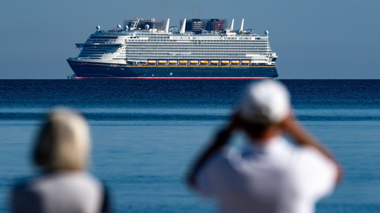 Nach der ersten Seereise nähert sich das Kreuzfahrtschiff "Disney Adventure" dem Hafen Mukran auf Rügen. Foto: Stefan Sauer/dpa