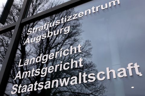 Wegen Bombendrohungen gegen die Augsburger Justiz ist ein Mann zu einer Bewährungsstrafe verurteilt worden. (Archivbild) Foto: K