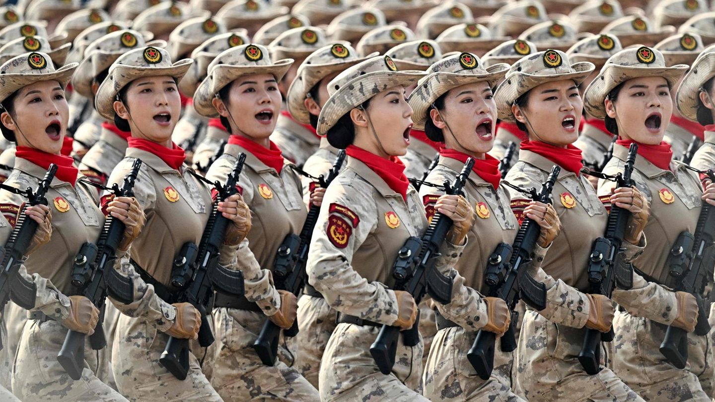 Peking, China. Das Reich der Mitte lässt die Muskeln spielen. Mit einer gewaltigen Militärparade gedachte das Land der Kapitulation Japans vor 80 Jahren. Mit dabei war eine Einheit von Frauen, die straff in Reih und Glied an Staatschef Xi Jinping und seinen prominenten Gästen, darunter der russische Präsident Wladimir Putin und Nordkoreas Machthaber Kim Jong Un, vorbei defilierten